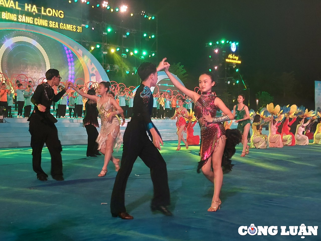Carnaval Hạ Long 2022 thu hút hàng vạn người tham gia